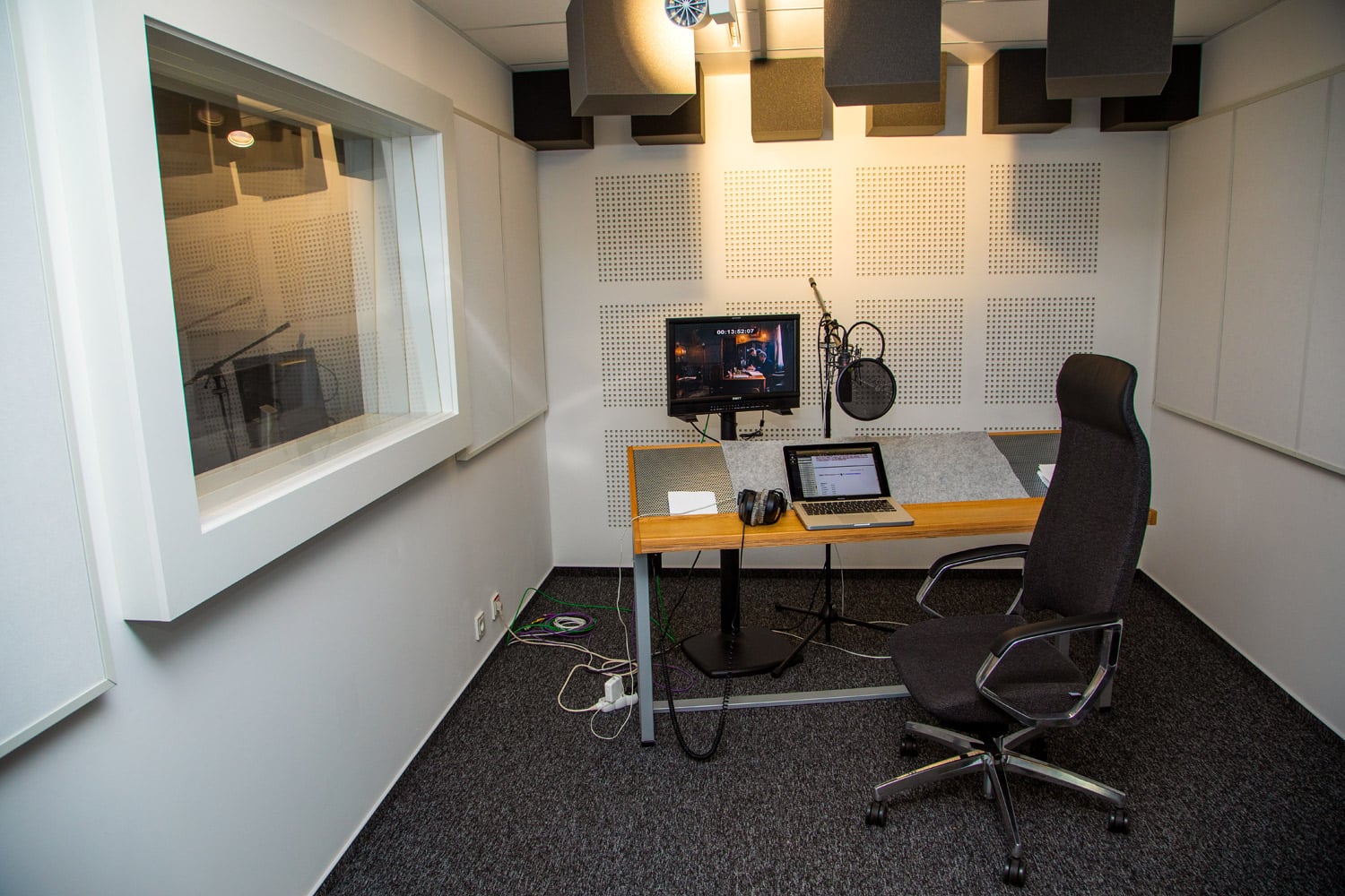 Jedno z dabingových studií, kde se namlouvají komentáře k dokumentům a publicistice.