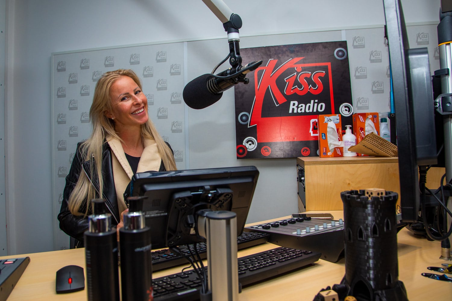 Studio rádia Kiss s moderátorkou Soňou Edde. Všechna rozhlasová studia mají stejný koncept a design.