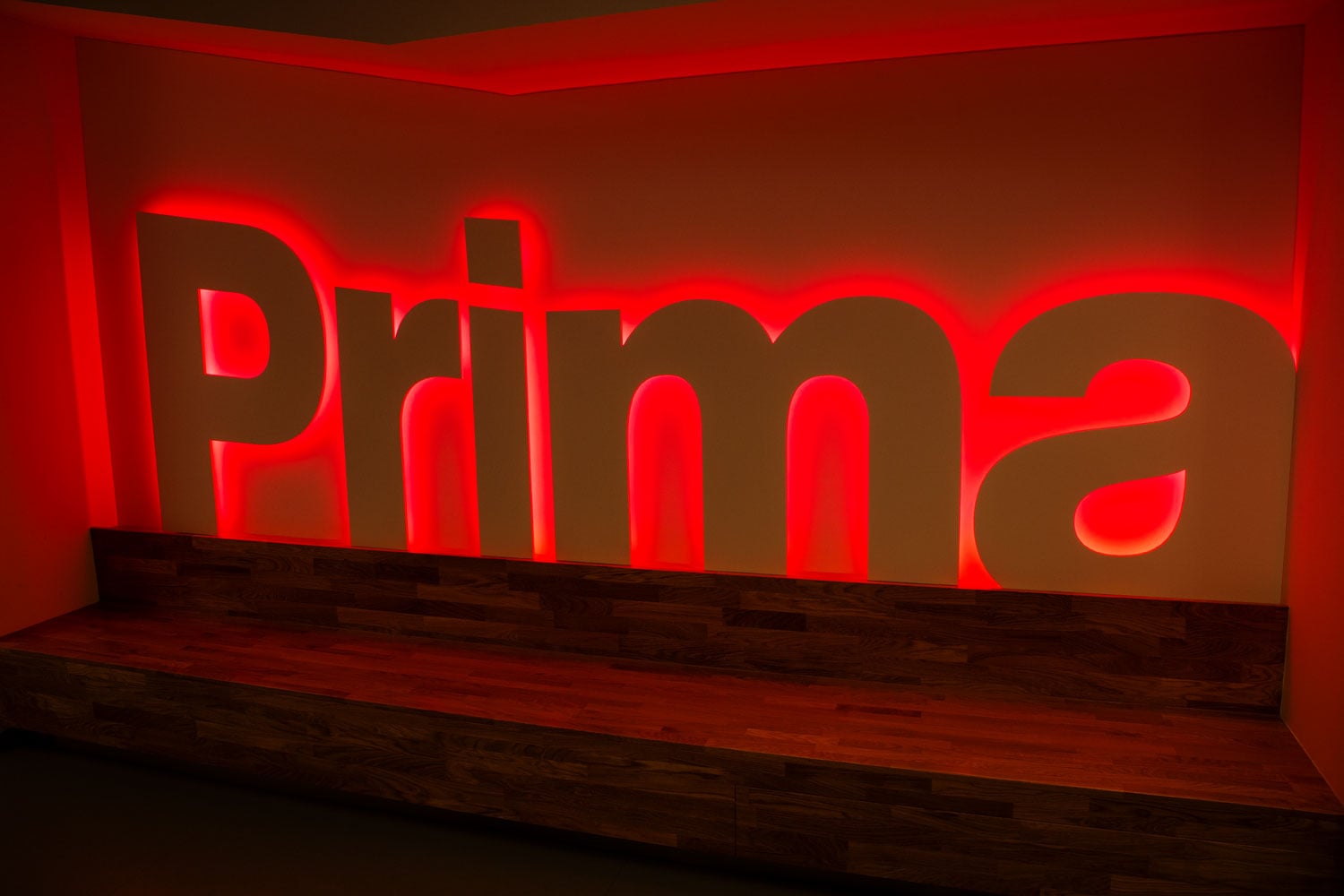 Nasvícené logo televize v chodbě vedle studia CNN je jedna z prvních věcí, kterou návštěvník uvidí.