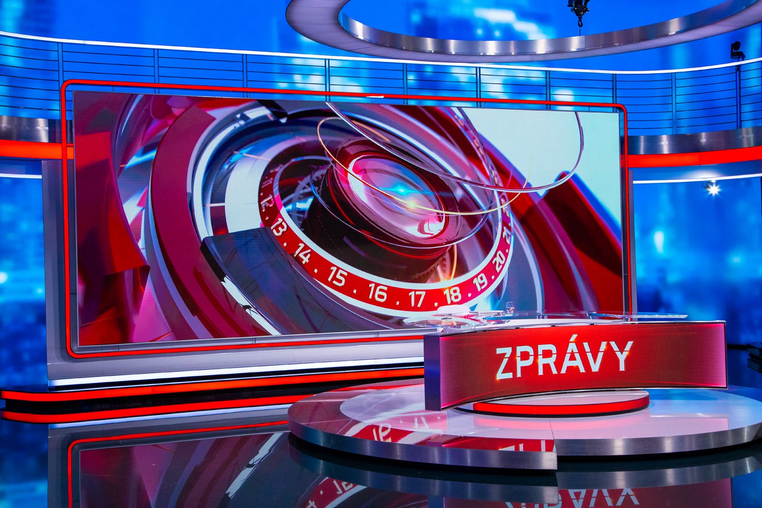 Studio je dvouposchoďové. Díky celkové ploše a výšce skoro 7 metrů se řadí mezi největší zpravodajská studia ve střední Evropě.