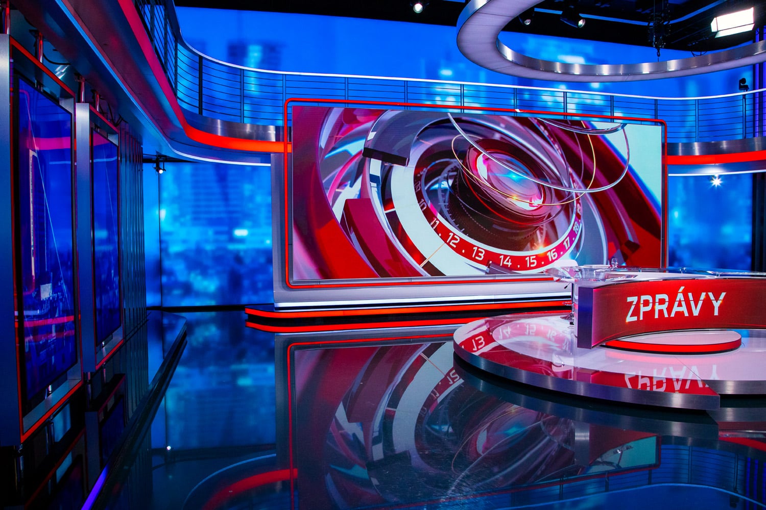 Obraz ve velmi vysoké kvalitě se dá promítat na třech velkoplošných LED panelech a čtyřech nastavitelných LCD obrazovkách.