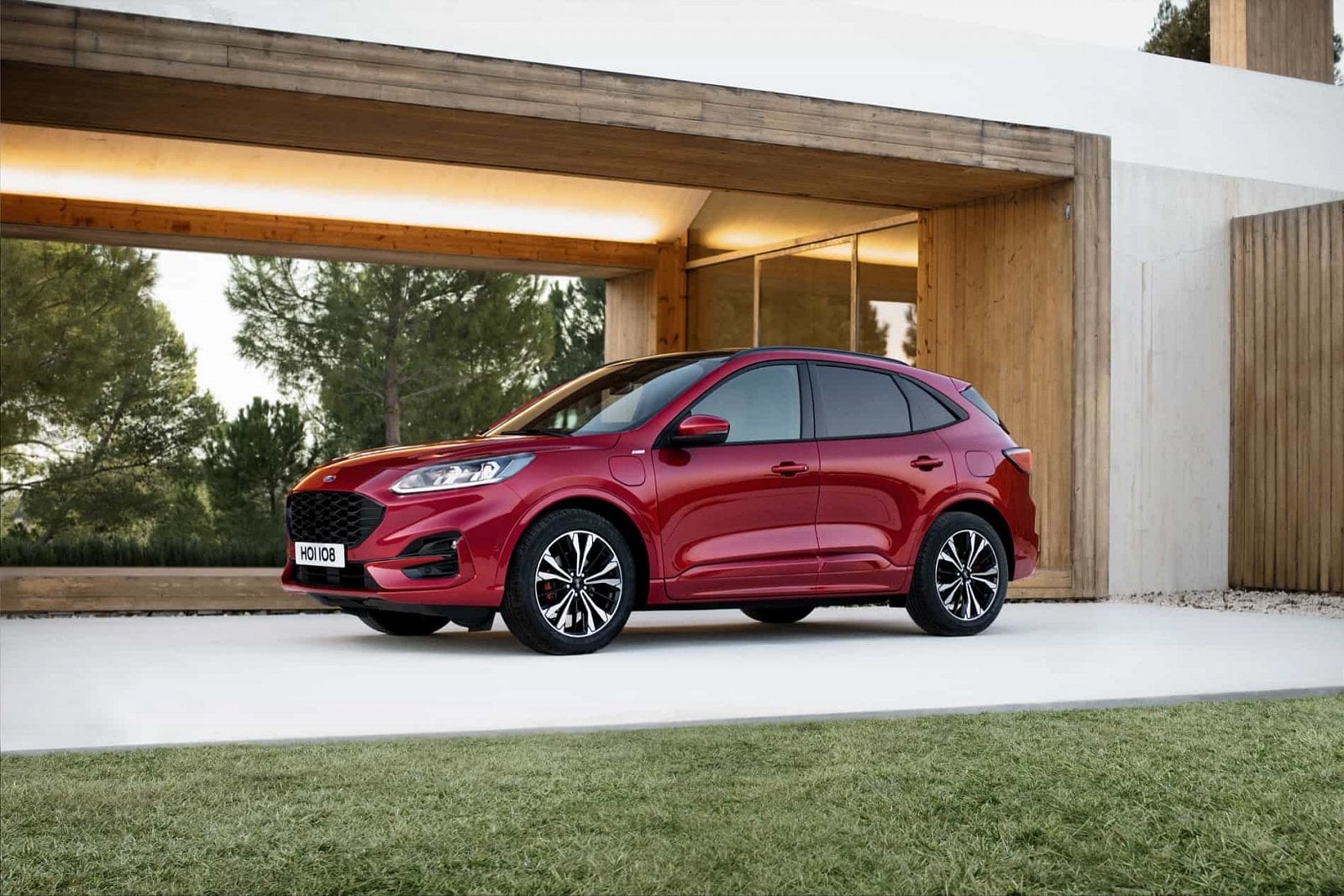 2019-04-2019_FORD_KUGA_34FRONT.jpg