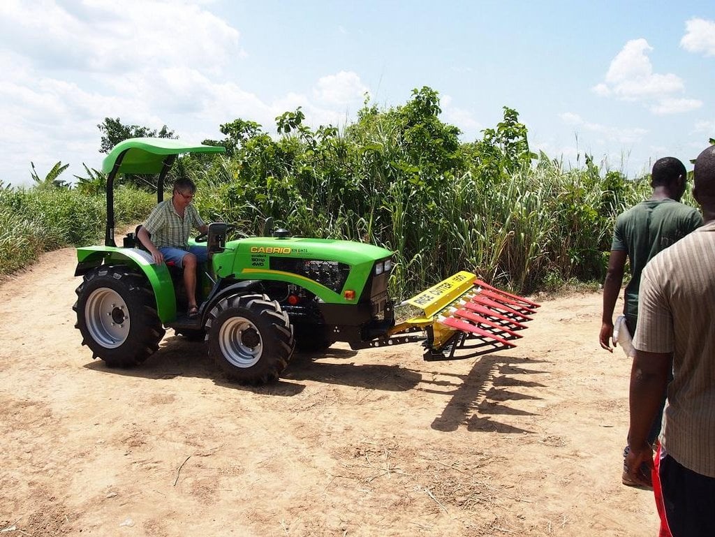 2014-03-c48deskc3bd-malotraktor-na-rc3bdc5beovc3a9m-poli-v-ghanc