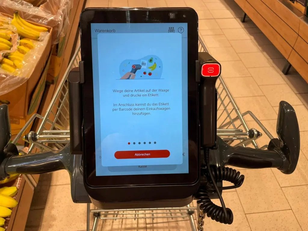 Chytrý nákupní vozík obsahuje dotykový tablet a skener