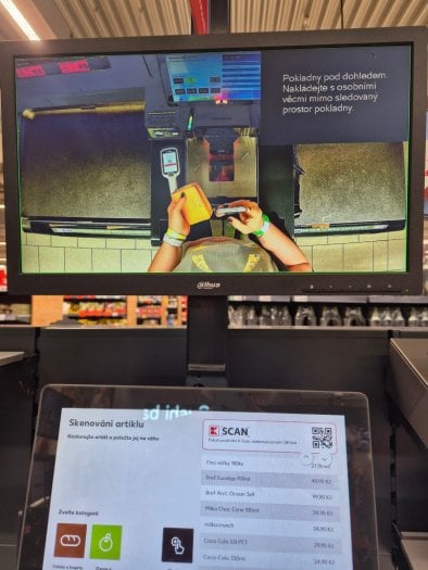 Autor: Vitalia.cz Na to, že kamera může snímat i vaše osobní věci, např. peněženku, upozorňuje text v černém poli na monitoru nad zorným úhlem řady lidí