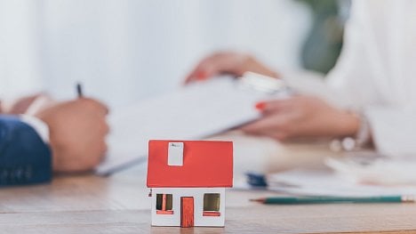 Kupní smlouvu na nemovitost lze uzavřít i bez kupní ceny. Katastrální úřad vklad provést musí