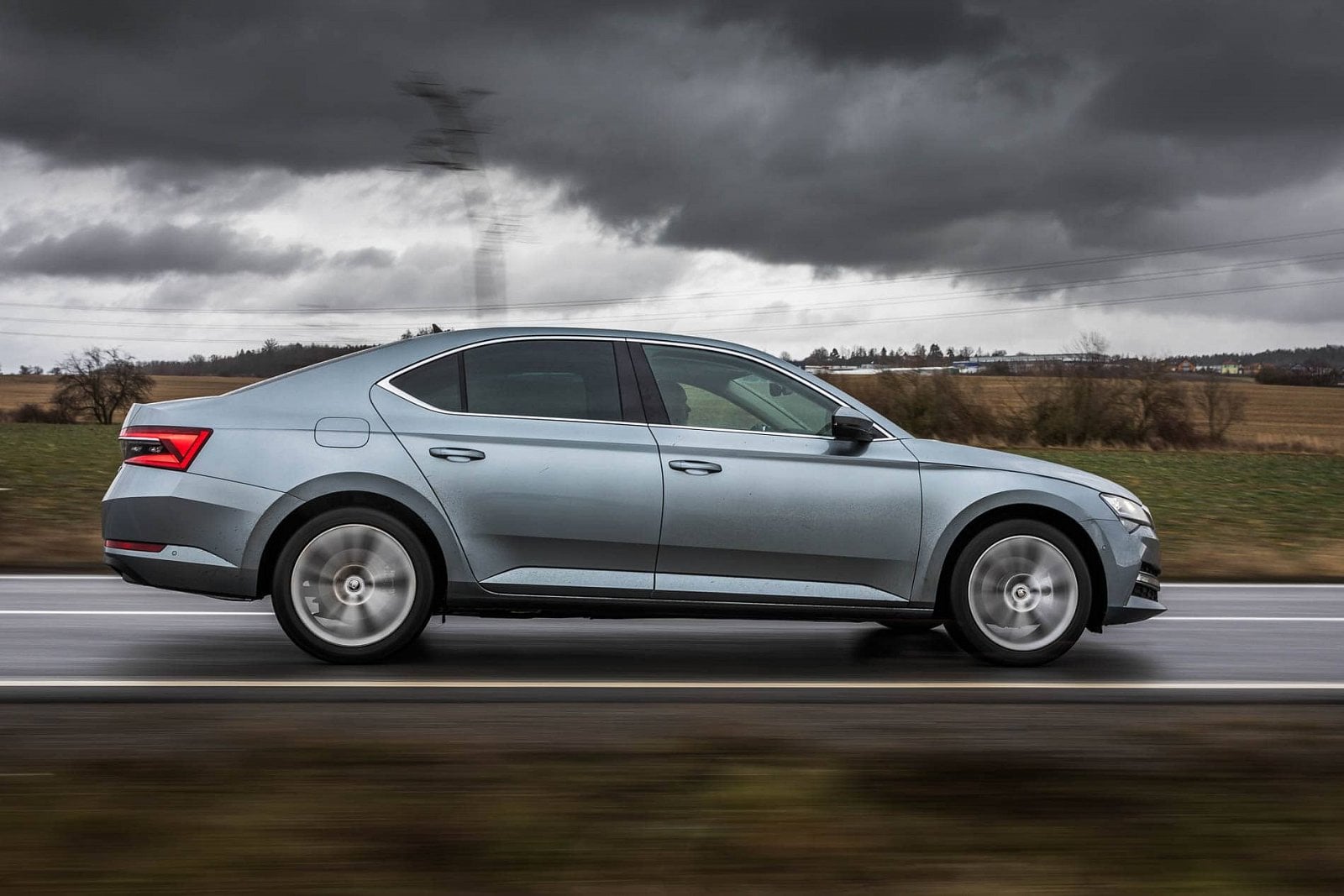 2020-05-skoda-superb-iv-vs-passat-gte-26.jpg