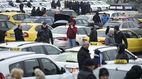 Náhledový obrázek - Taxikáři druhý den protestovali. Po víkendu počítají s razantnější akcí