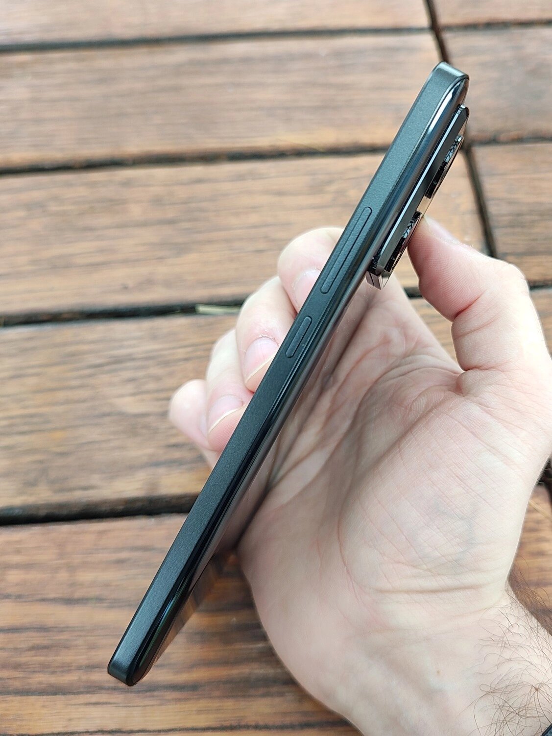 Pravý bok patří zapínacímu tlačítku a tlačítkům pro změnu hlasitosti