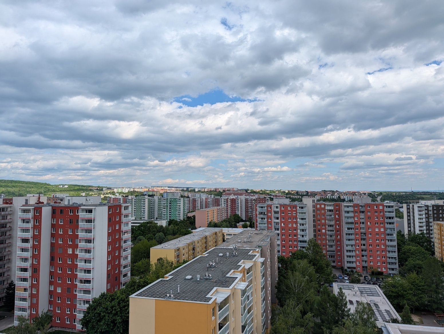 Mobilní vysílač CETIN a O2 na sídlišti na Vinohradech v Brně