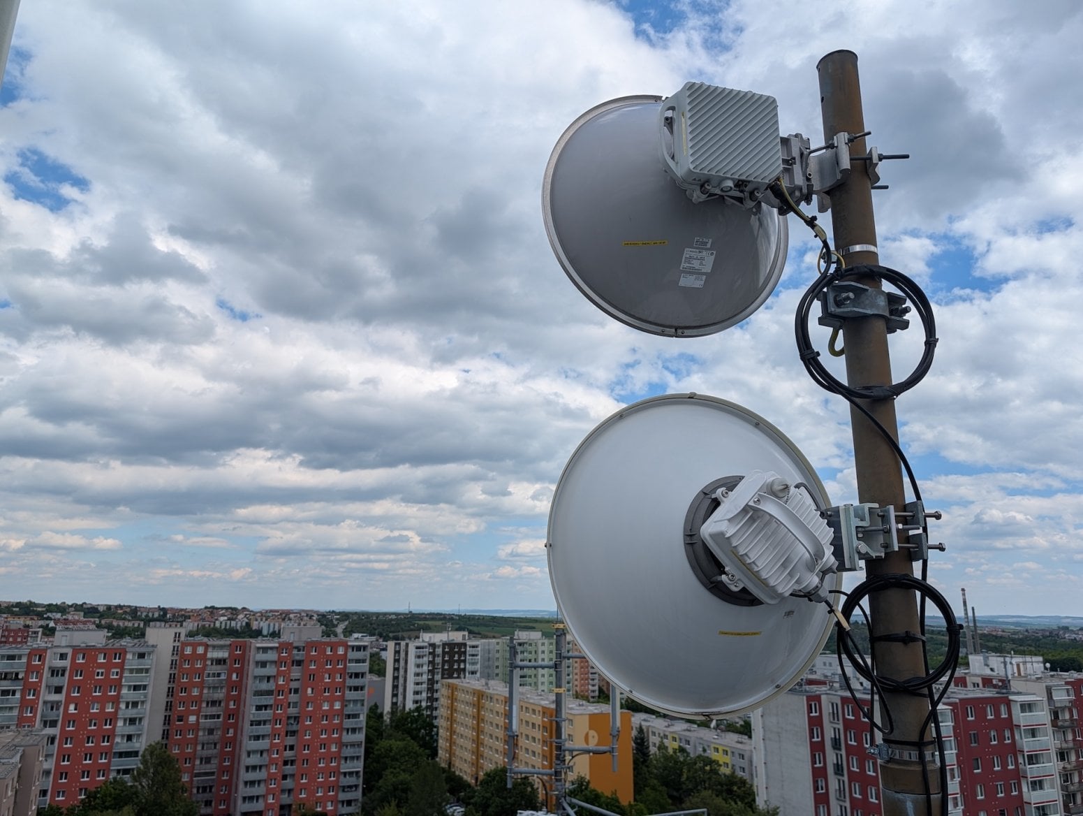 Mobilní vysílač CETIN a O2 na sídlišti na Vinohradech v Brně