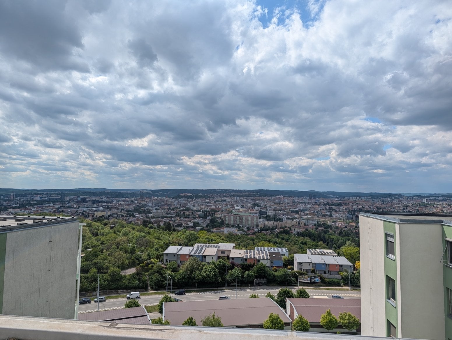 Mobilní vysílač CETIN a O2 na sídlišti na Vinohradech v Brně