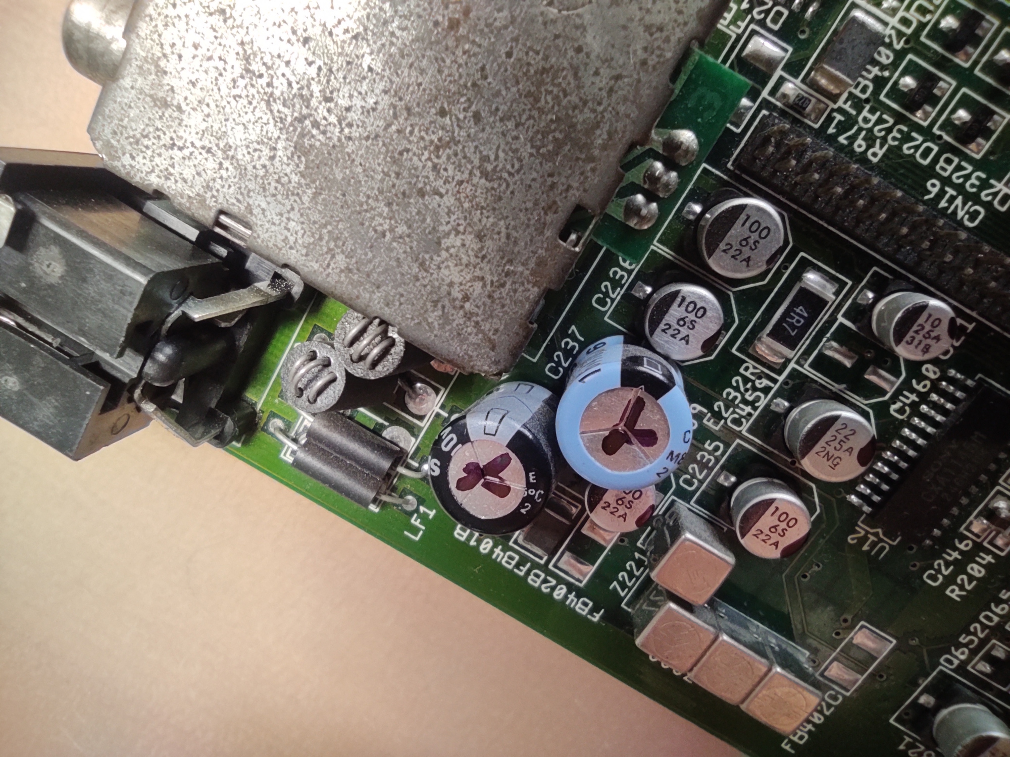 Detail na kondenzátory u vstupu napájení, označené fixou - určené k výměně.