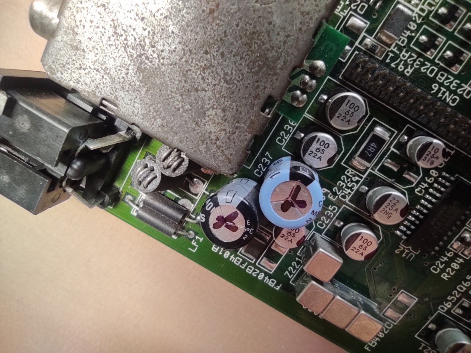 Detail na kondenzátory u vstupu napájení, označené fixou - určené k výměně.