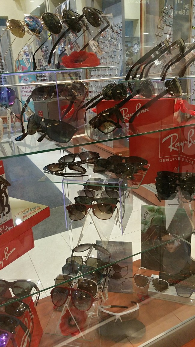 Ray Ban je jedna z mála firem, která dělá „skla“ slunečních brýlí opravdu ze skla. V prodejně je ale běžně nemají, objednání trvá několik týdnů