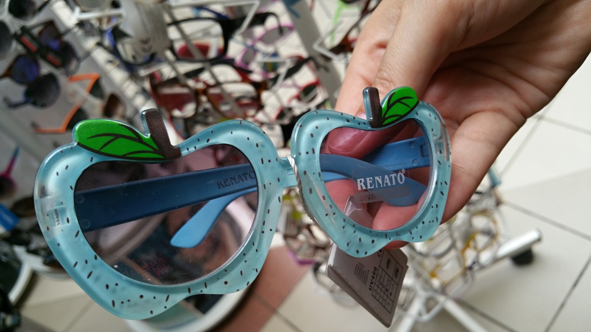 Důležité ale je, aby brýle dětem dobře seděly, a doplnit je další ochranou (čepicí, kšiltem)