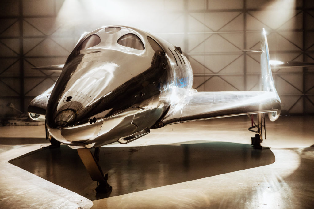 Lesklý povrch USS Imagine má cestujícím nabídnout nevšední podívanou. Foto: Virgin Galactic