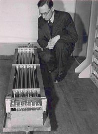 Maurice Wilkes u modulu rtuťové paměti se zpožďovací linkou pro počítač EDSAC.