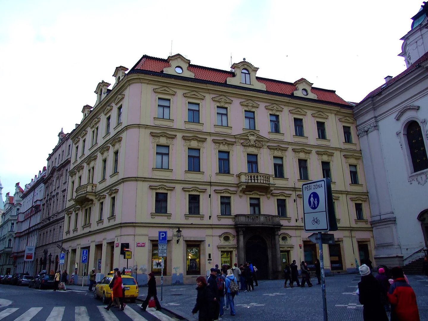 Náměstí Franze Kafky, činžovní dům vystavěný v letech 1902–1903 po vzoru dřívější prelatury, která na tomto místě bývala dříve. Dům má barokní portál z původní prelatury a na rohu s ulicí Maiselovou se nachází busta Franze Kafky z roku 1966 připomínající jeho rodný dům, který zde stával.