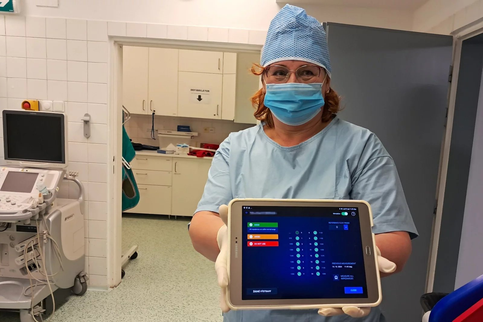 Takto vypadá tablet, s jehož pomocí lékař při kontrolách může ovlivnit průběh neurostimulace. Na sále jej používají, aby důkladně otestovali funkčnost voperovaného zařízení.