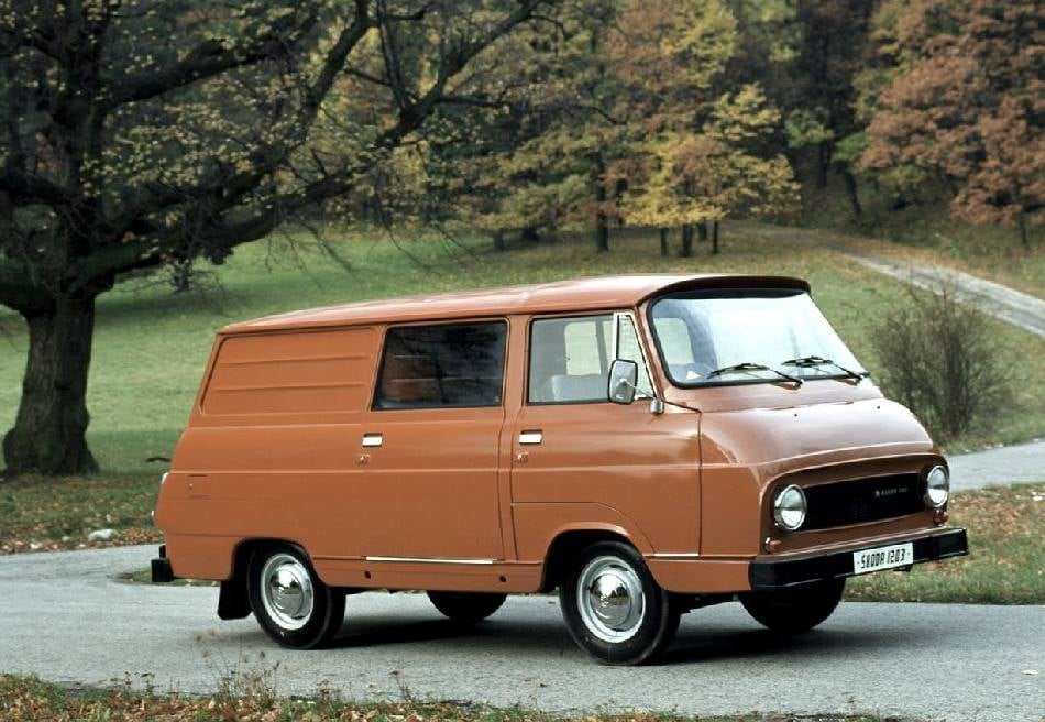 Škoda (TAZ) 1203 se dodávala v kombinované úpravě (na snímku) nebo s dvoumístným interiérem a velkým užitným prostorem