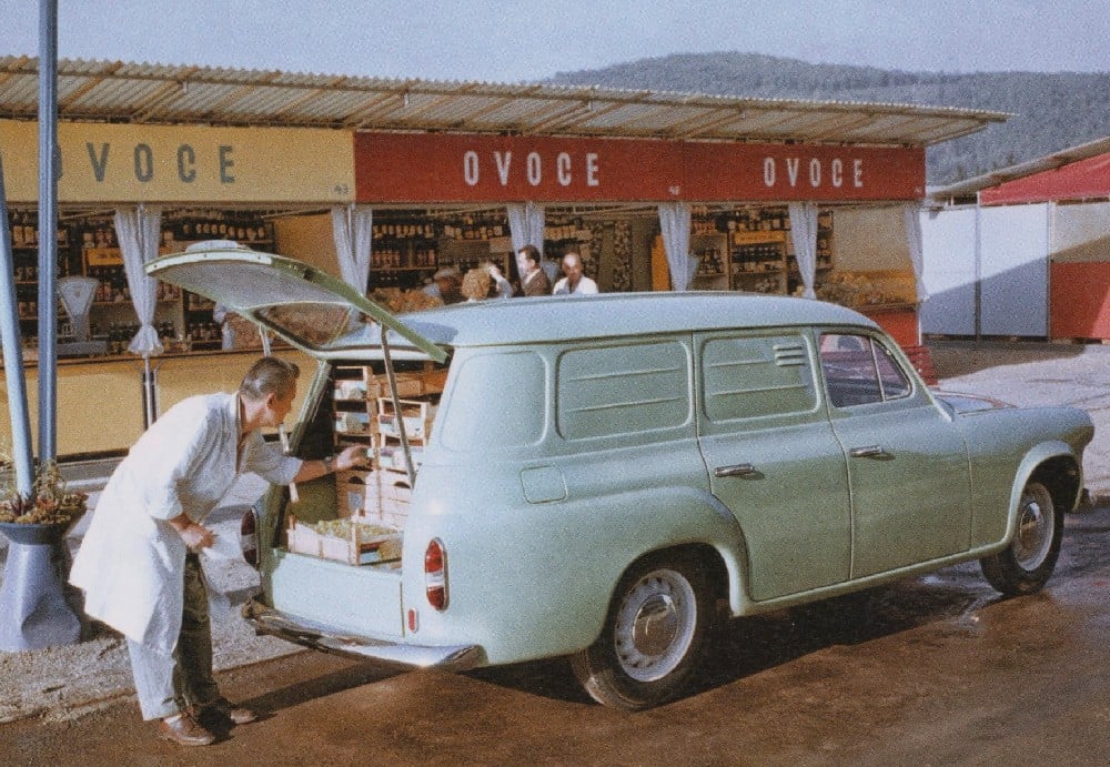 Nástupcem Škody 1201 se stal dodávkový model 1202, který zůstal ve výrobě ještě na počátku sedmdesátých let (v osobní verzi)