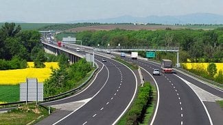 Náhledový obrázek - Připoutej se. Jezdi vpravo. Tabule na českých dálnicích budou vychovávat řidiče