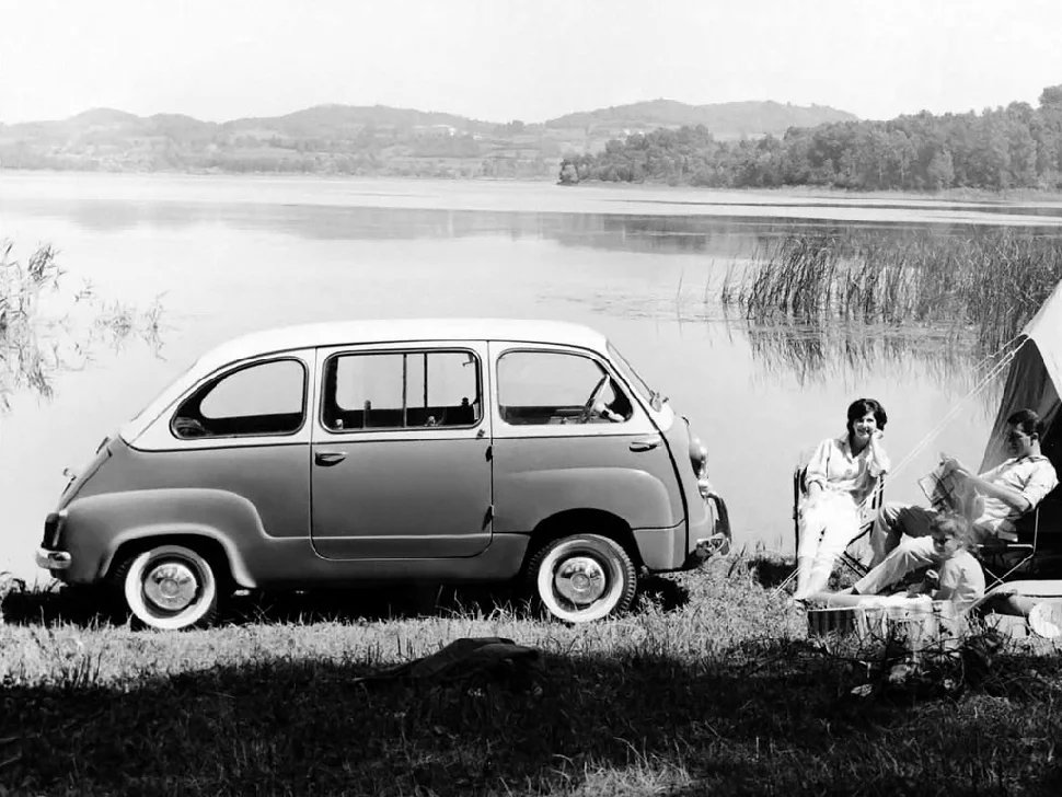 Rodinná idylka by mohla být podle krajinného rázu třeba od některého z jihočeských rybníků. Pochází ovšem od továrních fotografů firmy Fiat
