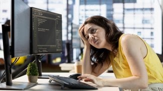 Unavený programátor usíná při provádění zkoušek pro optimalizaci modelů strojového učení pro výkon a přesnost. Vyčerpaný odborník na IT, který se snaží zůstat vzhůru při analýze dat