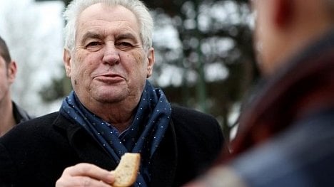 Náhledový obrázek - Stařeckou hůl už Zeman má. Teď ještě vyjít s osmi tisíci měsíčně