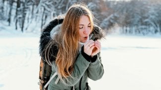 Náhledový obrázek - Suchý studený vzduch dráždí dýchací cesty a přispívá ke vzniku kašle. Umí potrápit nejen astmatiky