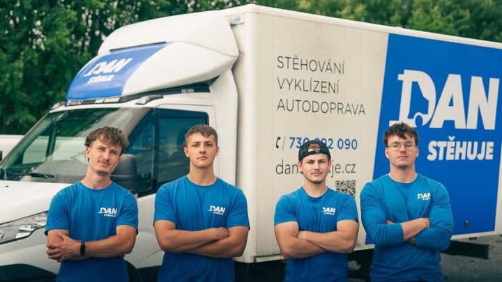 Firma Dan stěhuje před dodávkou