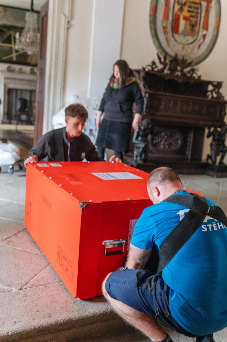 Ze stěhování na zámku firmy Dan stěhuje