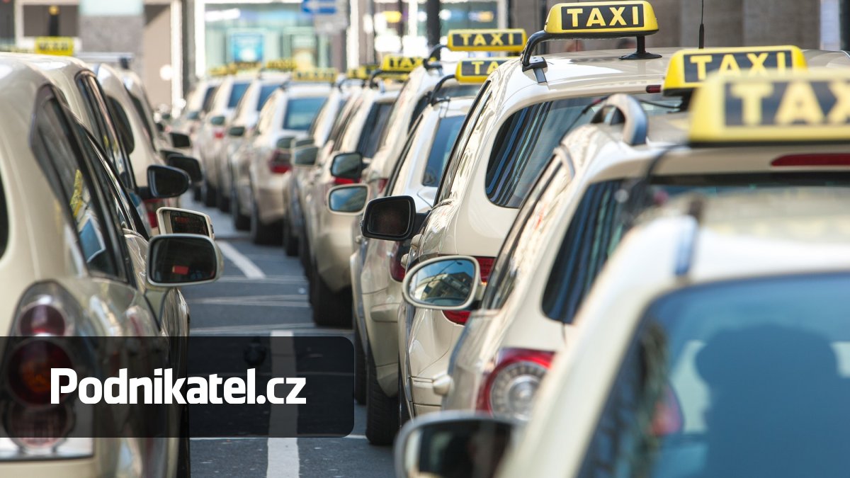 Praha v tichosti zrušila cenové stropy pro taxikáře. Legalizace okrádání, říká Prouza