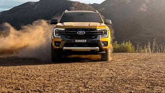 Náhledový obrázek - Nová generace Fordu Ranger přidává k terénním schopnostem obří displej, adaptivní světlomety nebo pracovní stůl. Dorazí také naftová V6