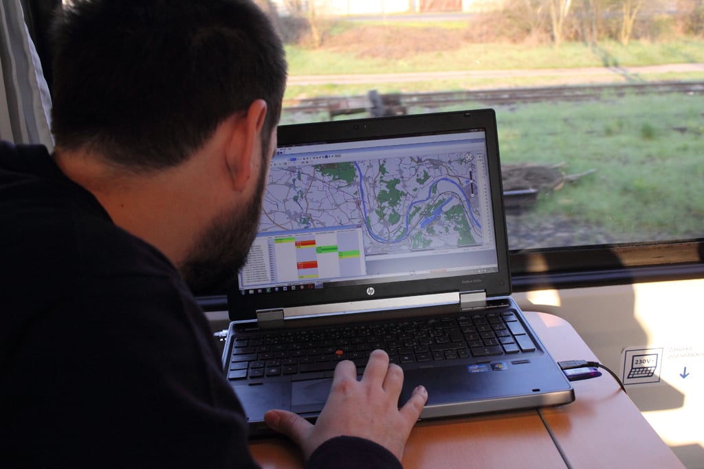 Současné měření na koridorech je pro ČTÚ jen "zkušební". "Dokážeme rozetnout dávný spor operátorů a dopravců, kdo může za to, že ve vlacích není signál," věří mluvčí ČTÚ Martin Drtina. Pro operátory z naměřených hodnot nevyplyne nic víc, než jisté upozornění. Zatím. "Závazky z aukce mají první milník pět let od přidělení licencí, tedy v roce 2019. Tehdy musí mít pokryto 50 % a v roce 2021 už 100 % železničních koridorů," upozorňuje Drtina. Měření se tedy zřejmě bude za tři roky opakovat. A pokud by operátoři kritéria nesplnili, hrozilo by jim v nejhorším případě až odebrání licence.