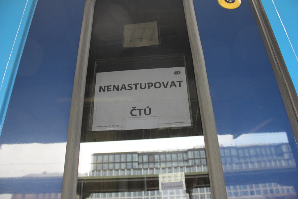 České dráhy už řadu let jednají s operátory o tom, že by do vagónů nasadily opakovače (repeatery), které by uvnitř vozů zajistily bezproblémové pokrytí. Je to podobné, jako s pokrytím tunelů pražského metra - technické řešení dávno existuje, ale firmy se zatím nedokázaly dohodnout na podmínkách (hlavně finančních). Dráhy přitom nemohou operátory jednoduše obejít a nainstalovat si repeatery bez nich (brání v tom pravidla stanovená v tzv. všeobecném oprávnění).