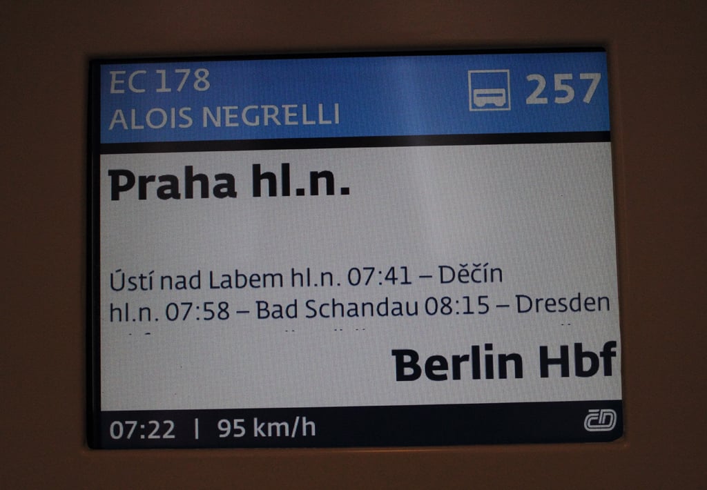 Do Děčína jedeme rychle, jako součást EC soupravy. Cestou zpátky do Prahy notně zpomalíme, když se připojíme k obyčejnému rychlíku. Měřicí vagón má být při svých cestách republikou většinou zařazený na konci soupravy, aby se omezilo rušení od lokomotivy a z trolejí.