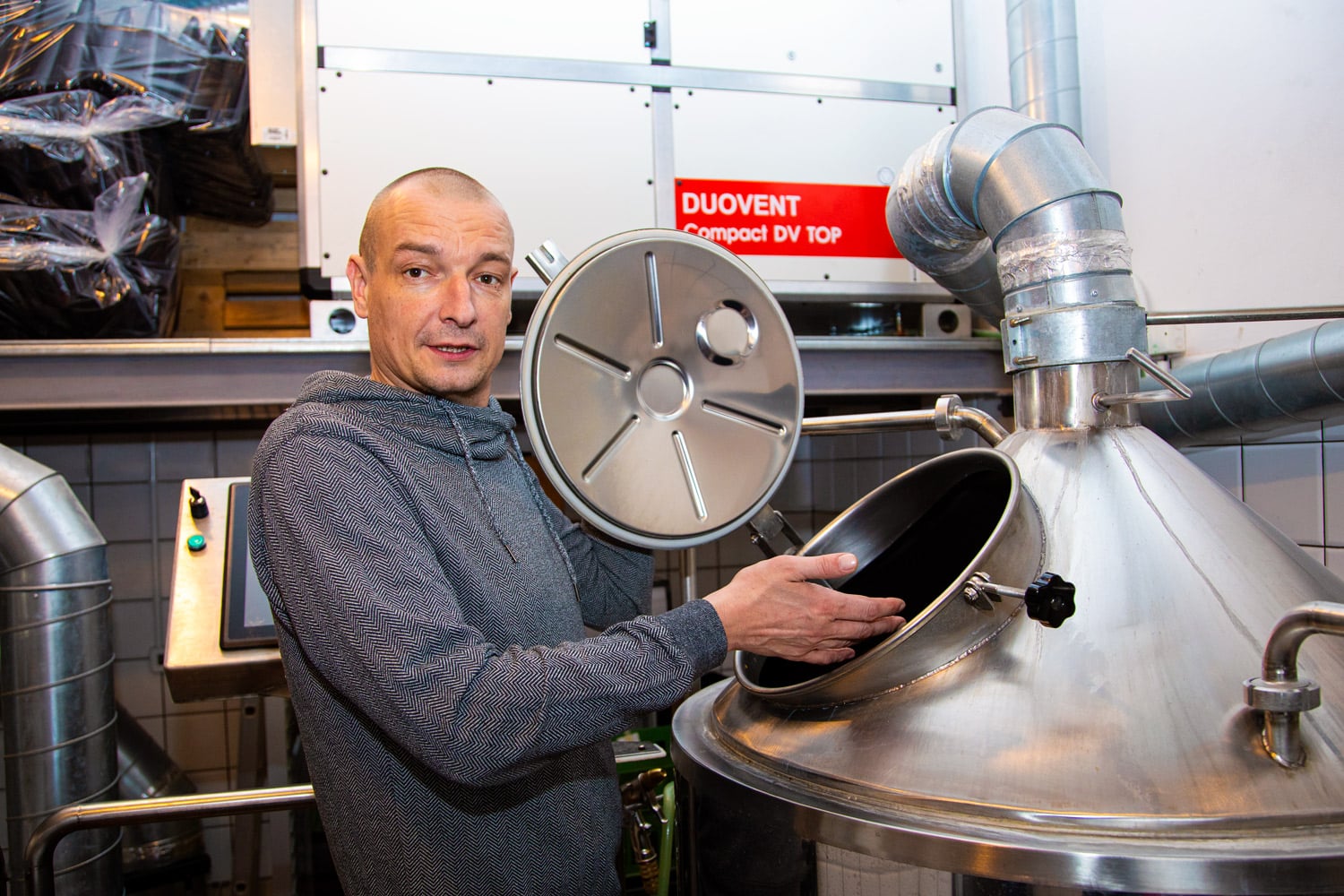 Ondřj Hlaváček vypráví, jak pivo vaří.