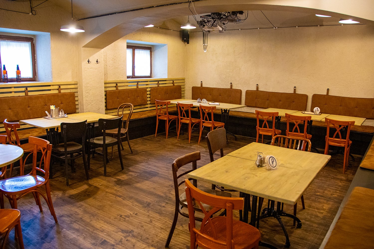 Součástí pivovaru je také restaurace, která nabízí piva vhodná k pivu.