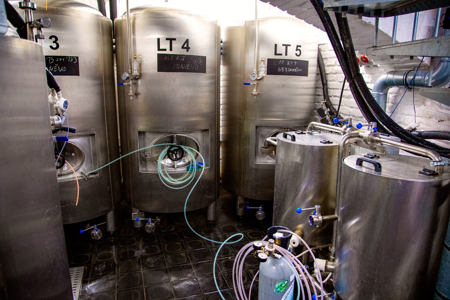 Pohled do zákulisí pivovaru.