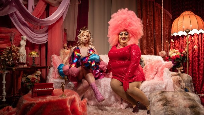 Česká televize se ohradila proti nenávisti. Brání svůj internetový pořad s drag queen