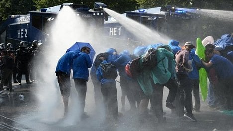 Náhledový obrázek - V Hamburku hoří auta. Při demonstracích bylo zraněno téměř 200 policistů