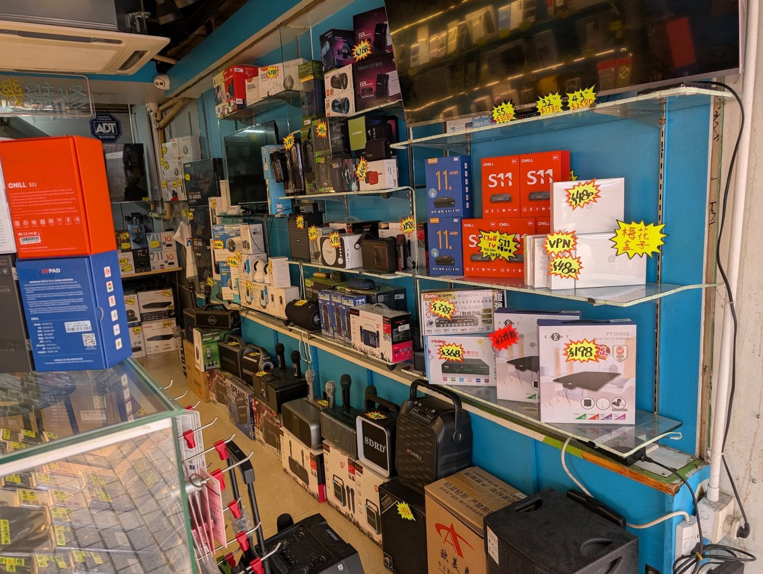 Tržnice s elektronikou Apliu Street Flea Market v Hongkongu