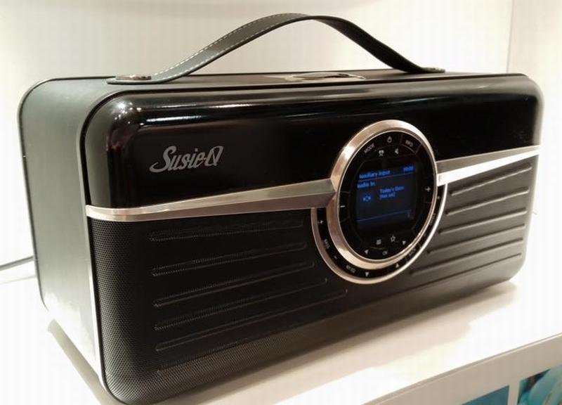 Susie-Q představuje vlajkovou loď značky a i když tak nevypadá, může být také srdcem multiroomového systému. Nabídne tunery pro FM, DAB+ a internetová rádia, která jsou dostupná přes Wi-Fi. K dispozici je i aplikace pro ovládání z mobilu, Spotify Connect, Bluetooth 4.0 a NFC. Zabudovány jsou dva výškové reproduktory a dva pokrývající středové a basové pásmo.