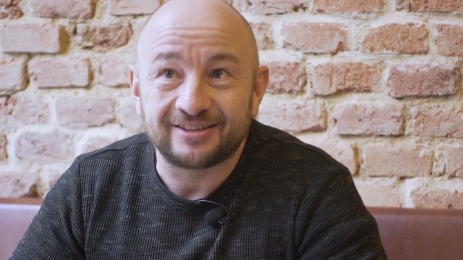 Bývalý šéfredaktor Score může dostat 11 let za kuplířství a znásilnění. Obviněn je i spolumajitel Indiana