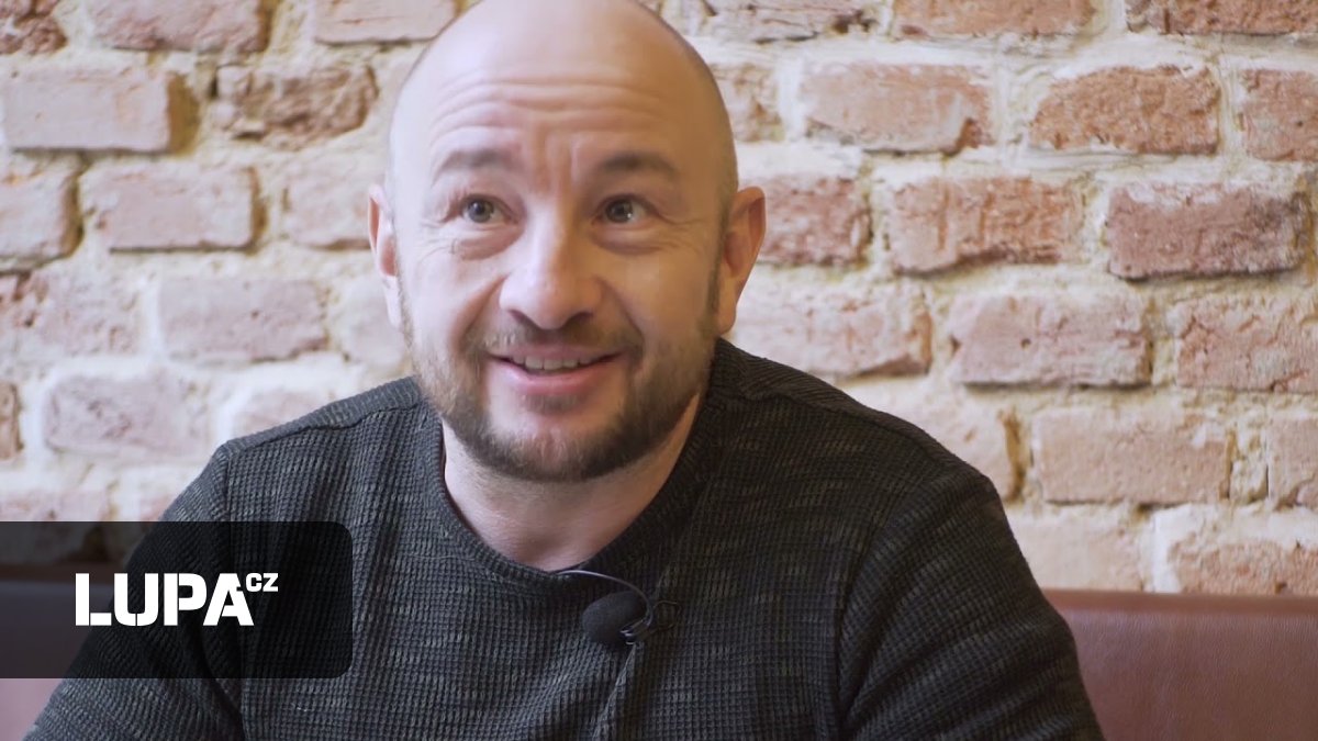 Bývalý šéfredaktor Score může dostat 11 let za kuplířství a znásilnění. Obviněn je i spolumajitel Indiana