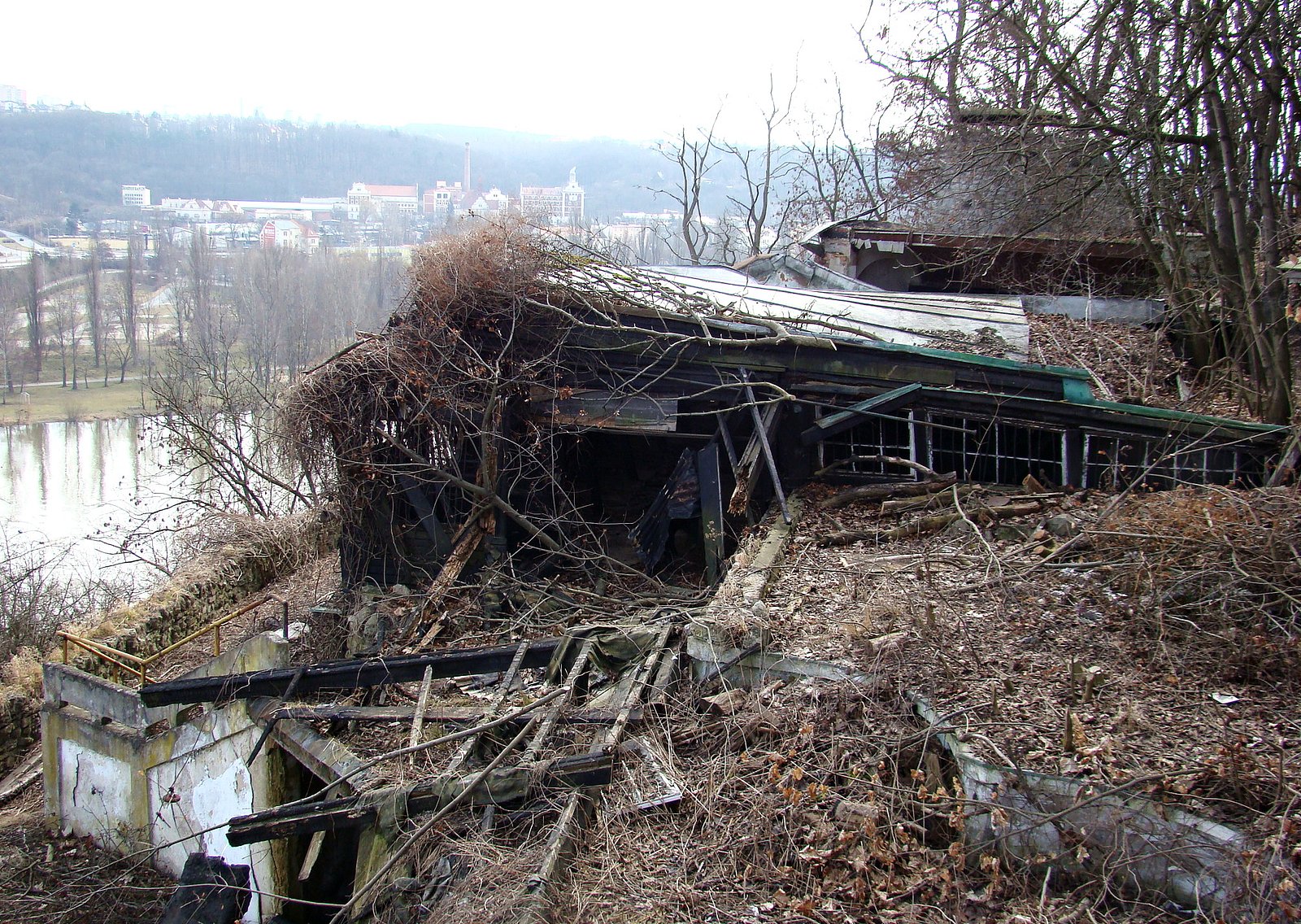 Chátrající Barrandovské terasy