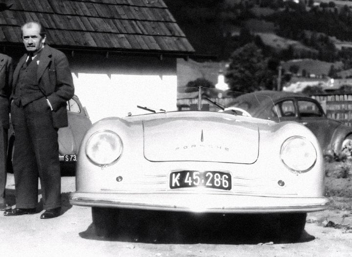 Ferdinand Porsche se synem u otevřeného sportovního modelu, který stál u počátků generací rychlých vozidel, nesoucích jeho jméno.
