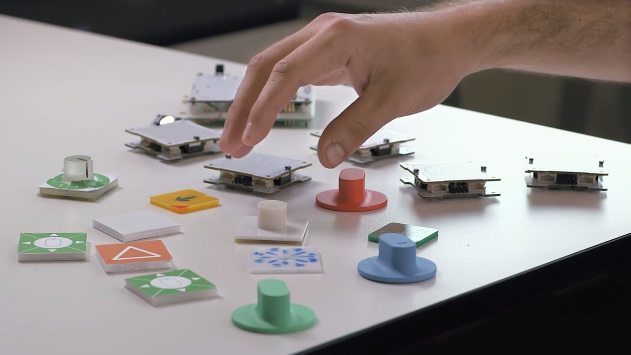 Třetí součástí jsou takzvané „pucks“, které se nasazují na Base Boards a dělají z nich ovladače. Může jít o tlačítka, přepínače, otočné voliče a cokoliv dalšího. Každý z nich pak představuje jeden příkaz.